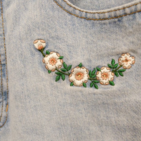 Vintage Embroidered High-Waisted Mom Shorts - Picture 3 of 9